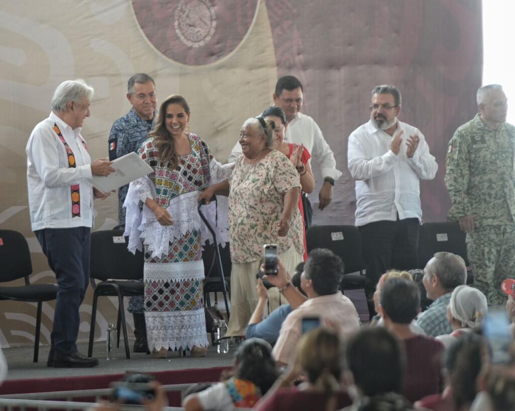 AMLO y Claudia Sheinbaum Inician Actividades del Tren Maya en Playa del ...